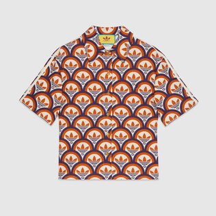 قميص بطبعة شعار G المتشابك وثلاثية الوريقات من مجموعة adidas x Gucci