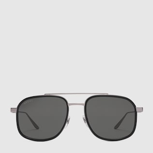 Sonnenbrille mit Rahmen im Navigator-Stil