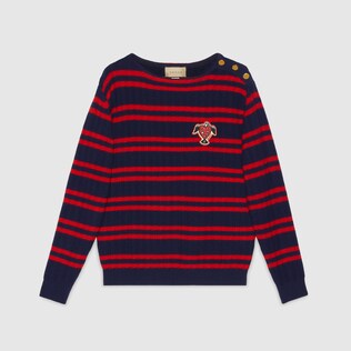 كنزة من الصوف المقلّم مع عبارة HA HA HA وشعار Gucci