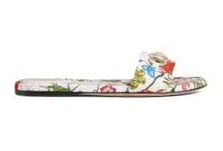 Sandalia tipo chancla con Horsebit para mujer