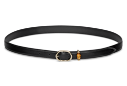 Cinturón fino con hebilla ovalada