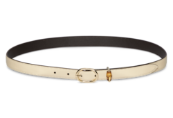 Cinturón fino con hebilla ovalada