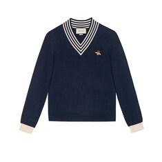 Pull en maille de laine avec col en V et abeille