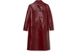 Abrigo de piel brillante con botonadura doble