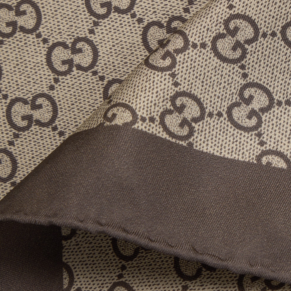 Rautenförmiges Halstuch aus Seidentwill mit Print