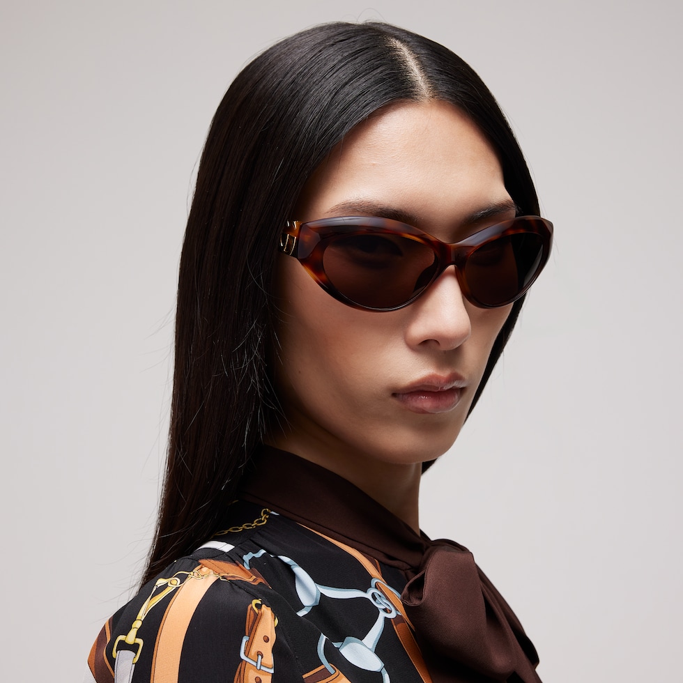 Cat eye frame sunglasses