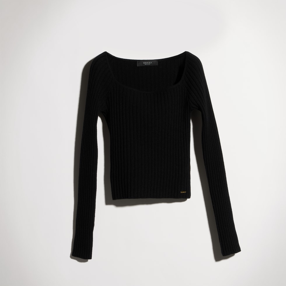 Top in morbida lana cashmere a costine con etichetta