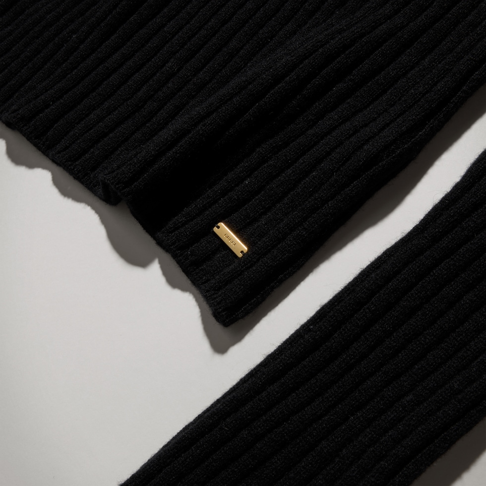 Top in morbida lana cashmere a costine con etichetta