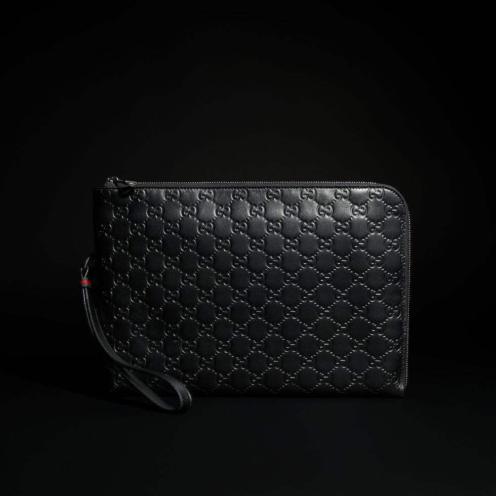 Cartera de mano GG Emblem tamaño mediano