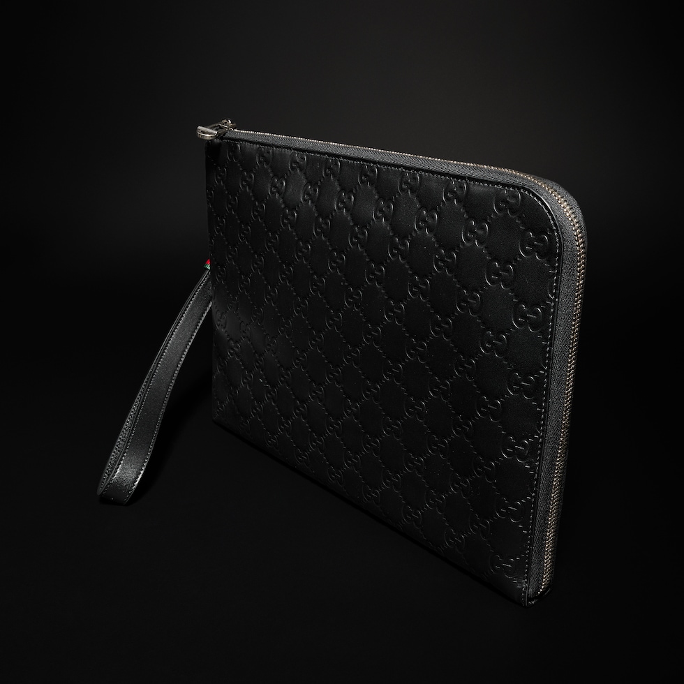 Cartera de mano GG Emblem tamaño mediano