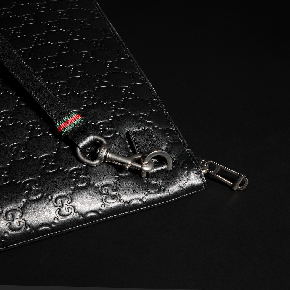 Cartera de mano GG Emblem tamaño mediano