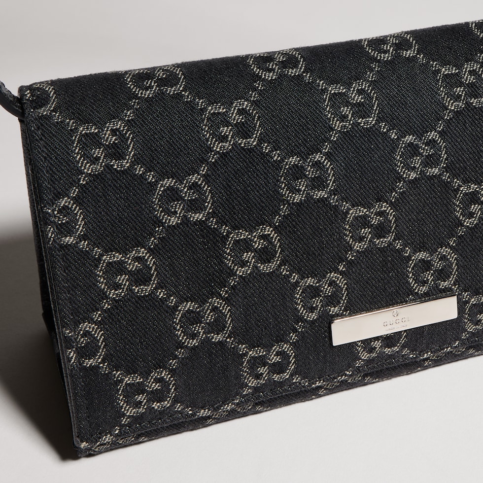 Kleine Pouch mit Riemen und Gucci Plakette