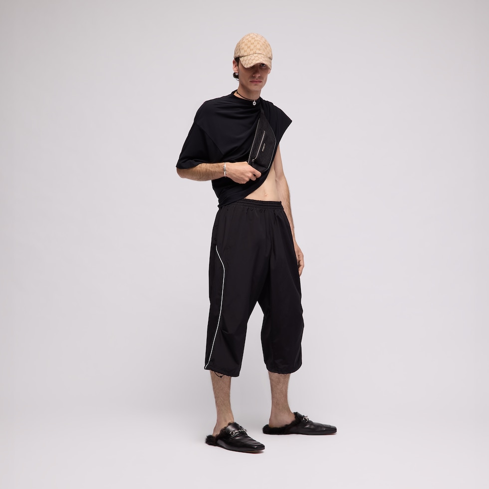 Bermuda de algodón y nylon con bordado