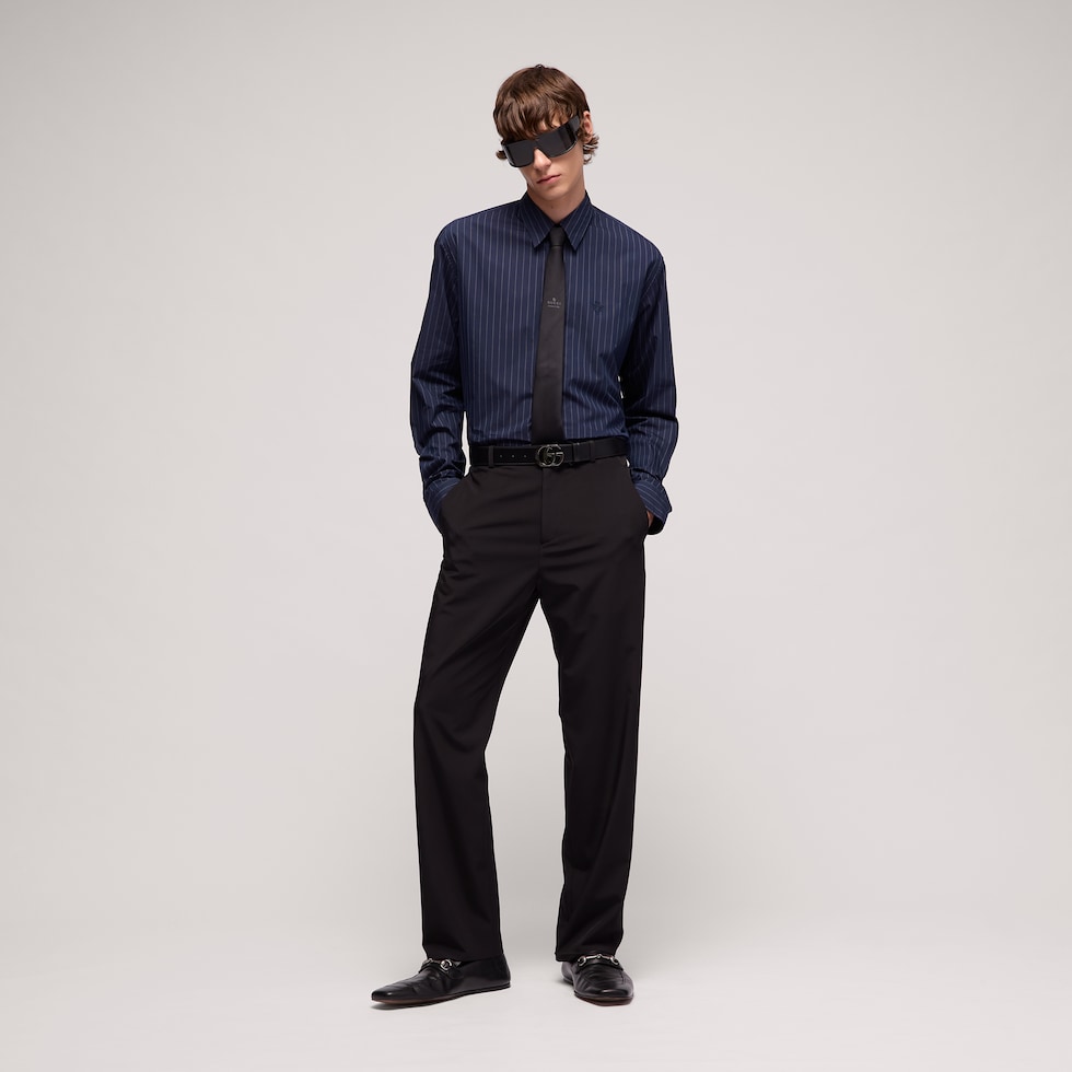 Camisa de algodón con raya diplomática y bordado
