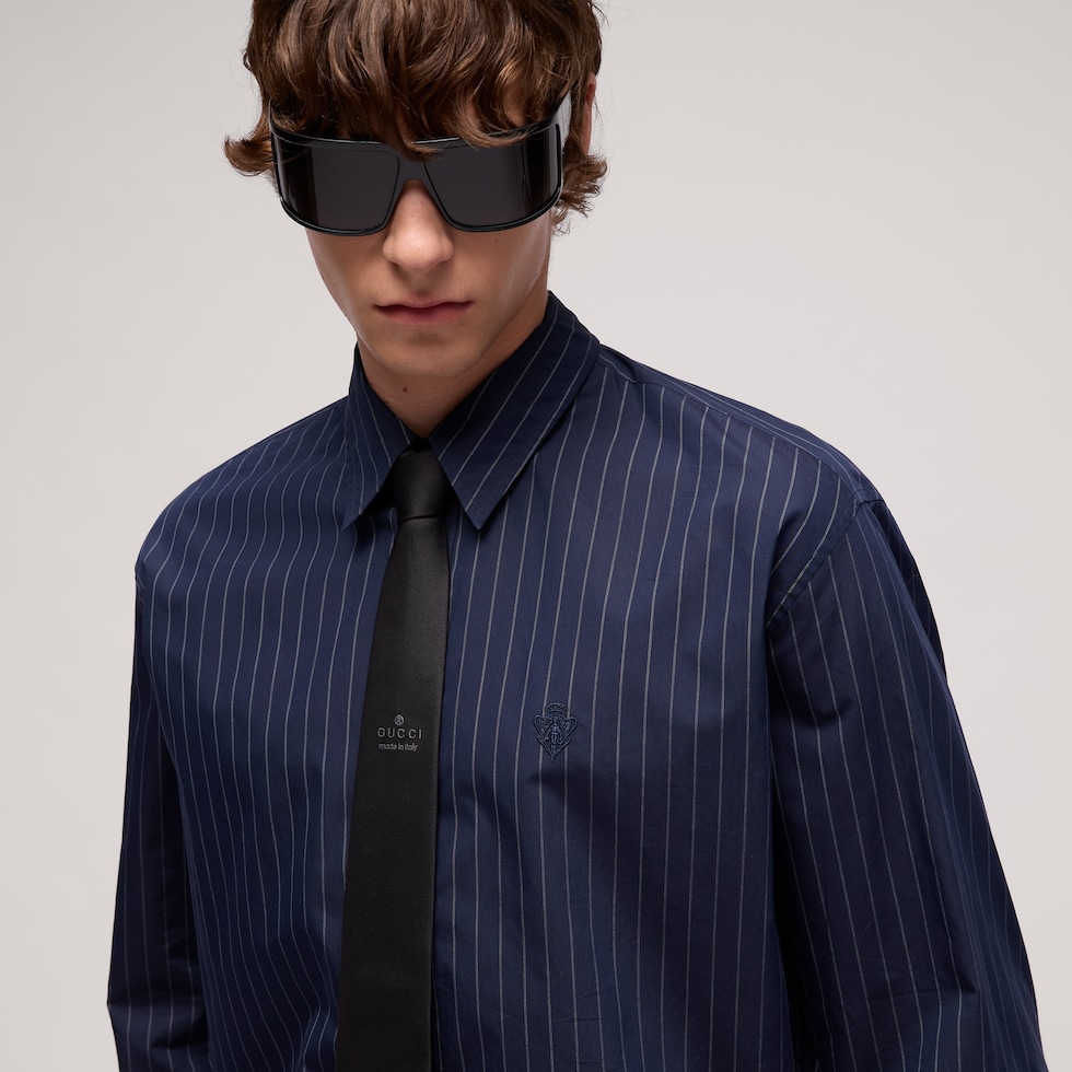 Camisa de algodón con raya diplomática y bordado