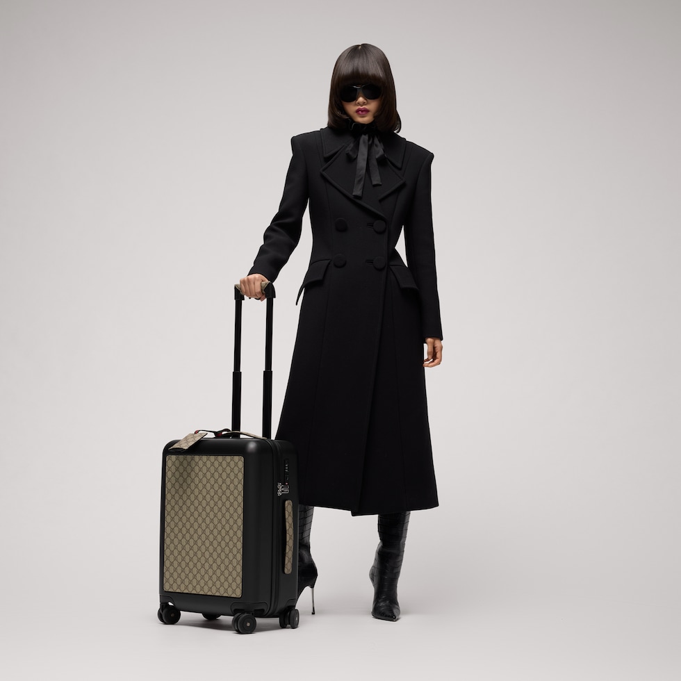 حقيبة السفر الأكبر حجماً المزوّدة بعجلات للحمل داخل الطائرة من Gucci Porter Light