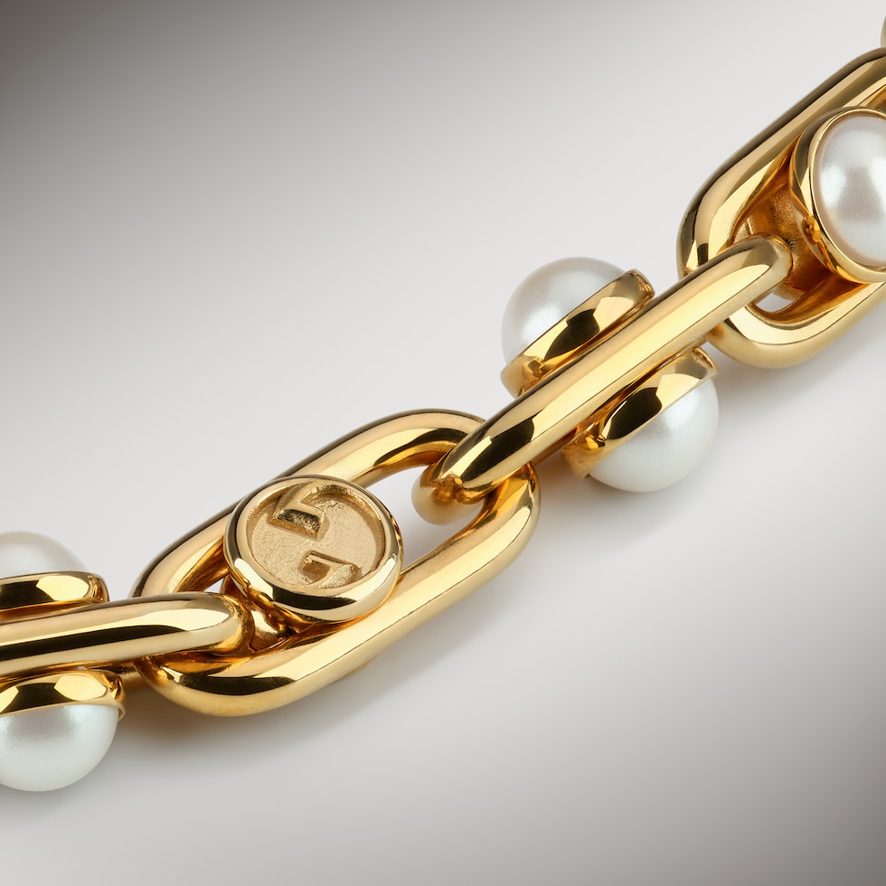 Necklace with mobile pearls