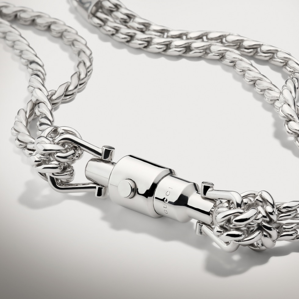 Chain necklace with piston closure