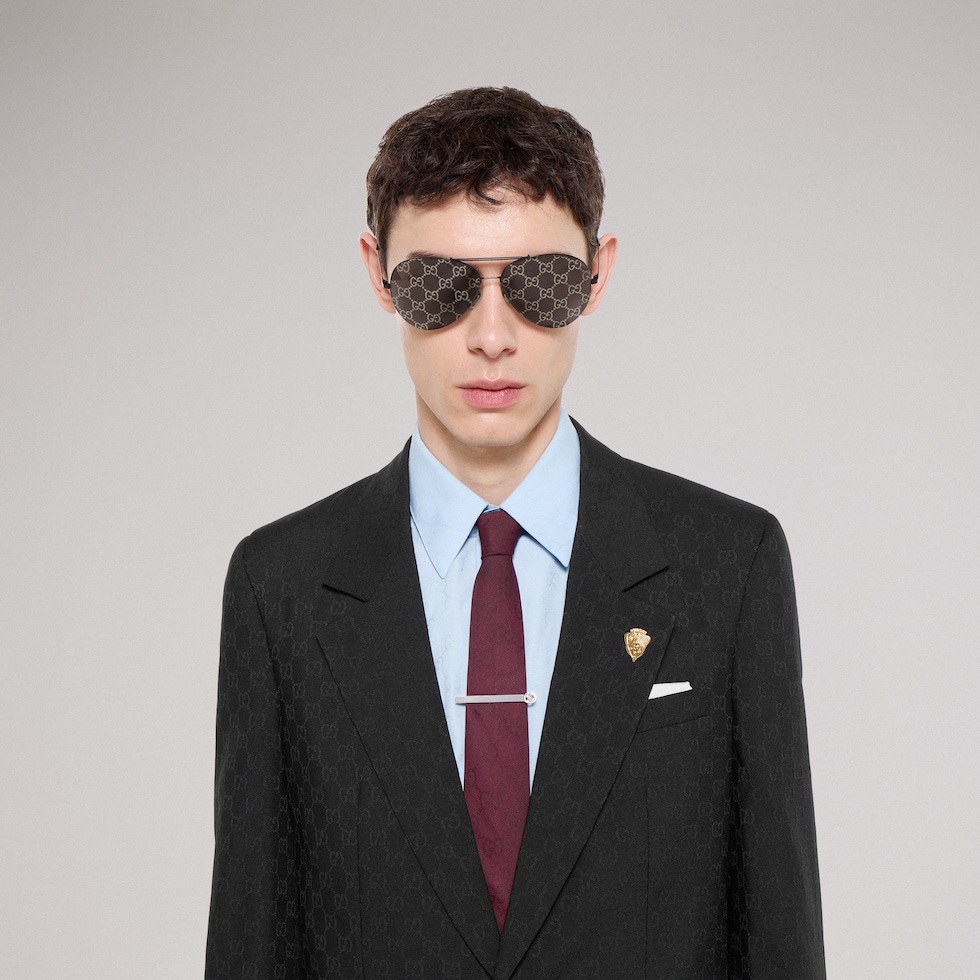 Tie bar with Interlocking G