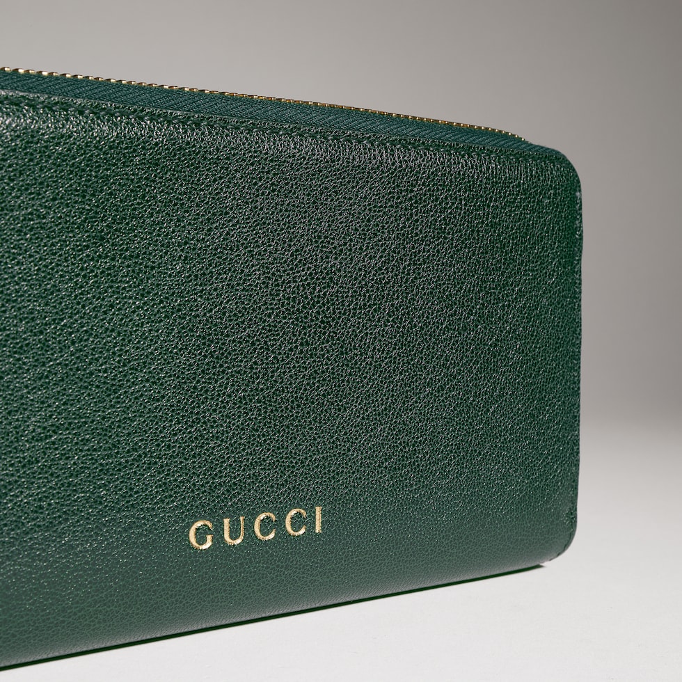Cartera con cremallera y letras Gucci