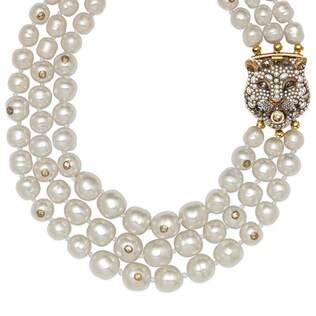 Layered pearl necklace with feline closure