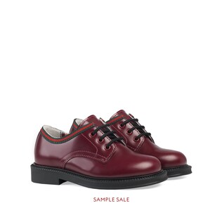 Scarpa in pelle con dettaglio Web