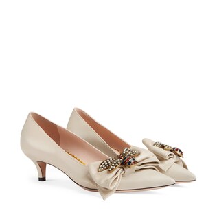 Leather pump with bow