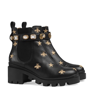 Stiefelette aus besticktem Leder mit Gurt