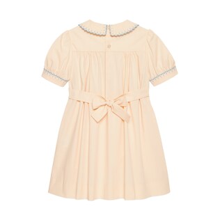 Kinderkleid aus Popeline mit G Smokarbeit