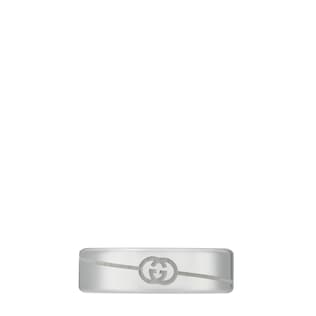 Anillo con GG entrelazada en diagonal