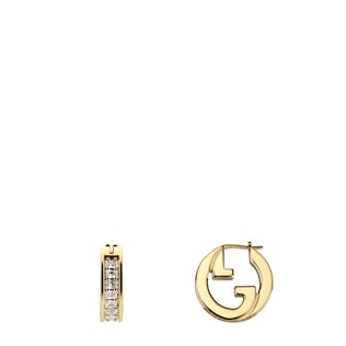 أقراط Gucci Blondie صغيرة الحجم للغاية ومزيّنة بالكريستال