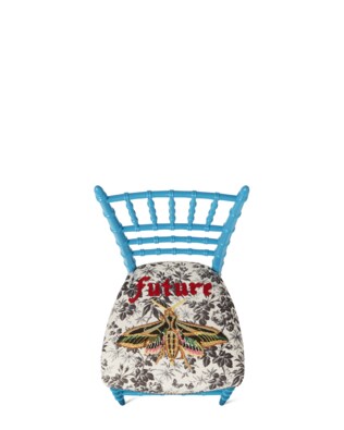 Chaise Chiavari avec broderie papillon de nuit