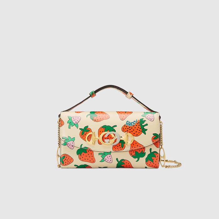 Rehaussant une base en cuir ivoire d’une allure vintage seventies, l’imprimé Gucci Strawberry a été dévoilé lors du défilé Printemps-Été 2019