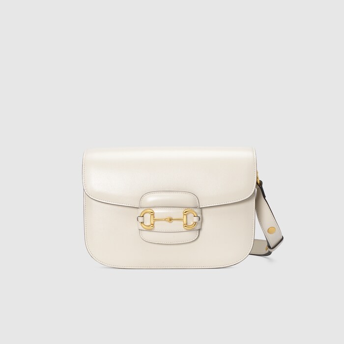 Gucci 1955馬銜扣手袋為2020初春系列推出的產品，靈感源自品牌經典設計，線條及外觀與60多年前首次推出的款式相同，將原版細節賦予現代氣息之餘，更突顯了馬銜扣細節。馬銜扣是Gucci的品牌元素之一，設計取材自馬術世界，由雙環及棒扣組成，是最為突出的品牌標誌之一。此作品將馬銜扣與富有質感的白色皮革作配搭，呈現於小型翻蓋肩揹袋上。肩揹袋的肩帶更可調節長度，方便肩揹或斜揹攜帶