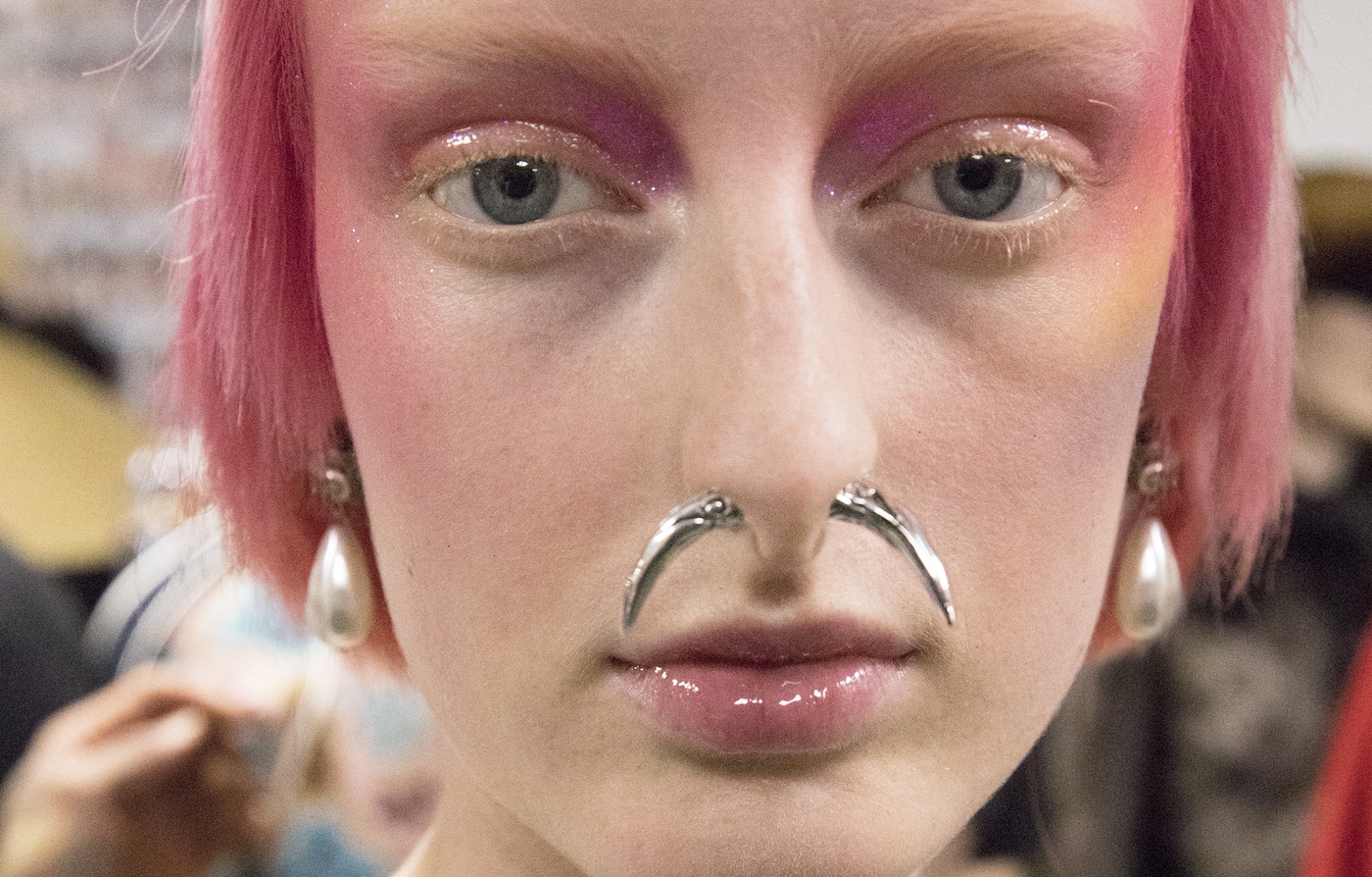 Plumas, cristales y colores son los protagonistas del maquillaje del desfile Otoño/Invierno 2017 de Gucci.	Spellbound