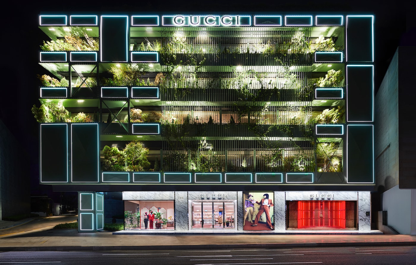 도심 속에 자연이 어우러진 ‘수직 공원’ 콘셉트의 새로운 파사드를 선보이는 구찌 청담 플래그십 스토어 구찌 청담 플래그십 스토어 리뉴얼 오픈 기념 새로운 파사드 공개