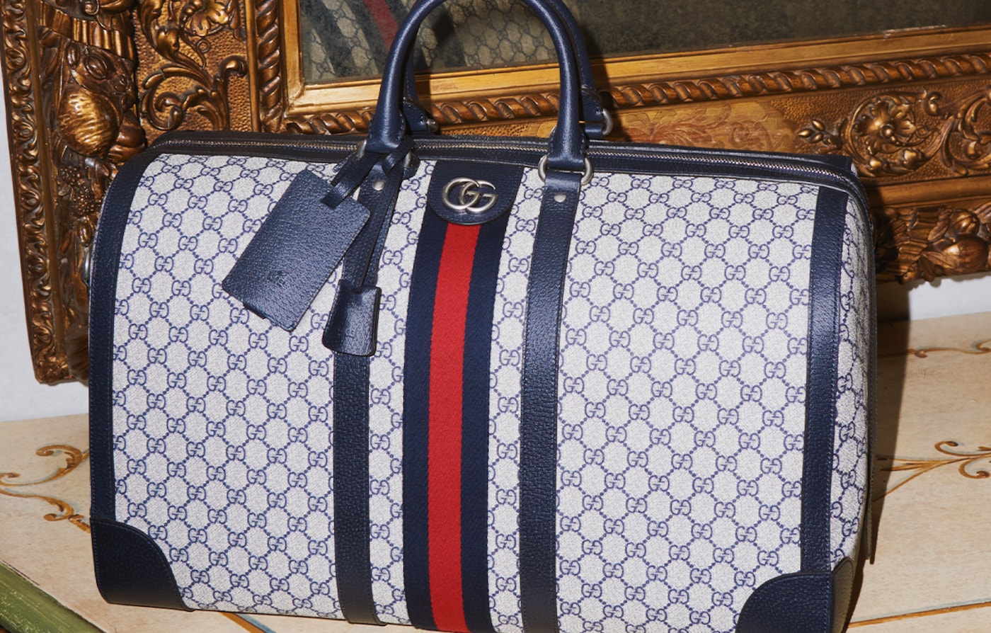 Harris Dickinson explore le passé et le présent de la Maison par le prisme d’une version bleue du motif monogramme GG. Plongée dans les archives de Gucci avec Harris Dickinson