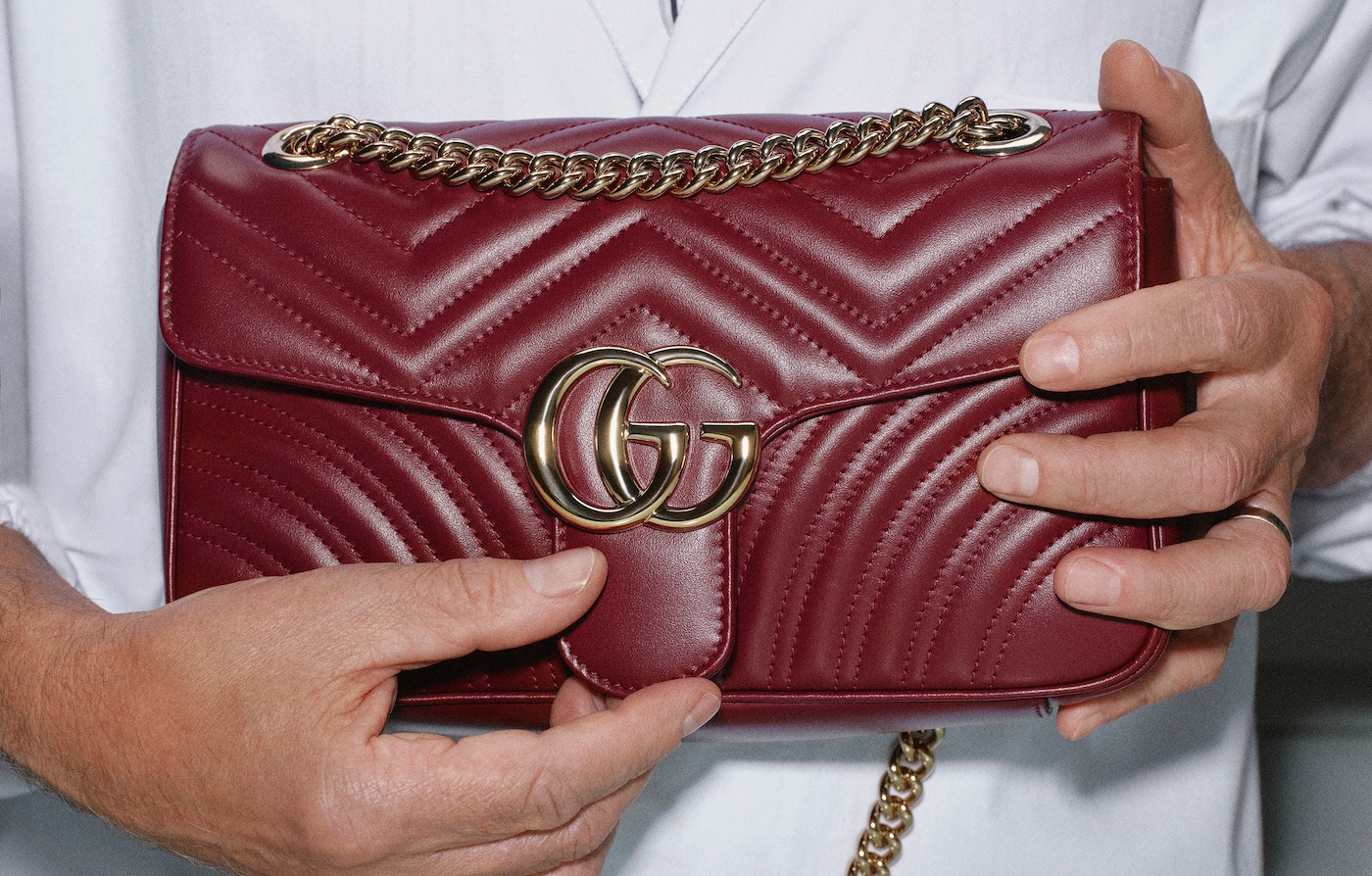 Explore la artesanía del bolso GG Marmont en Gucci Rosso Ancora.Fabricación exclusiva