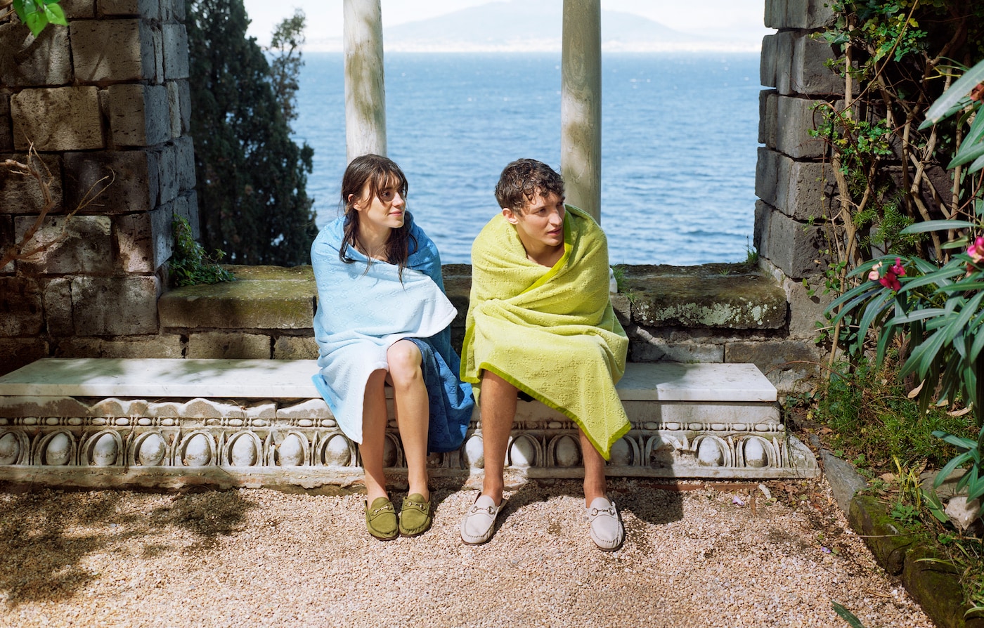 Daisy Edgar-Jones, Aliocha Schneider y David Jonsson protagonizan la nueva campaña, que refleja la esencia del verano en Italia.Gucci Lido