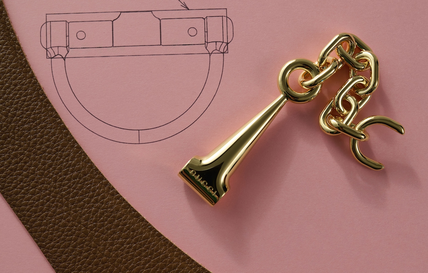 Véritable voyage visuel, une nouvelle vidéo met en lumière le savoir-faire méticuleux et les mains expertes à l’origine du sac Gucci Softbit.Gucci à l’œuvre : le Gucci Softbit