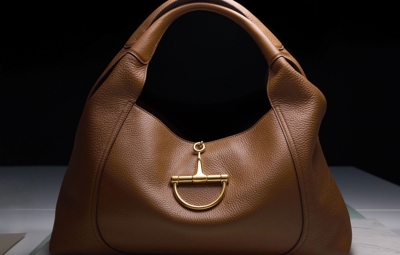 Véritable voyage visuel, une nouvelle vidéo met en lumière le savoir-faire méticuleux et les mains expertes à l’origine du sac Gucci Softbit.Gucci à l’œuvre : le Gucci Softbit