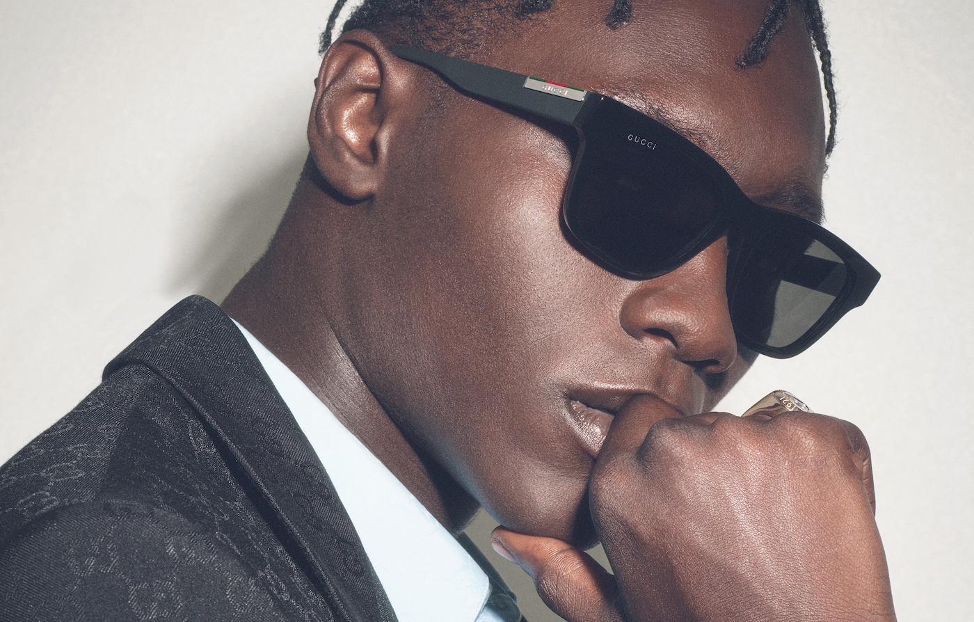 2026年春夏 グッチ アイウェア 広告キャンペーンでは、複数の登場人物を通して新コレクションが刻むリズムを描き出しています。 個性とアティチュード 