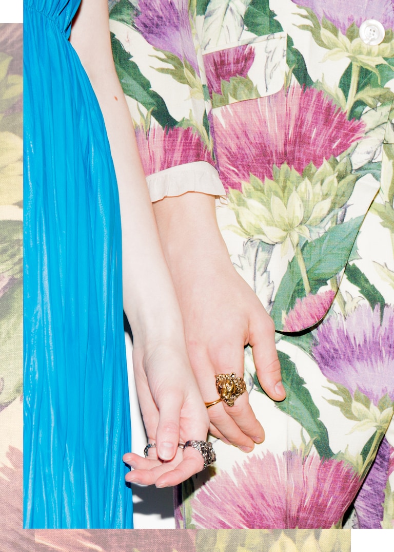 For <strong>autumn</strong> and beyond, thistles, <strong>petals</strong> and other <strong>romantic</strong> blooms.Modern Florals