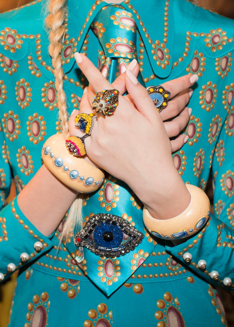 <strong>Bizzare</strong> and <strong>beautiful motifs</strong> on spring's lineup.Pop & Surreal