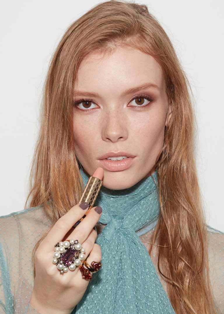 La nuova collezione makeup per la primavera. Colori in fiore