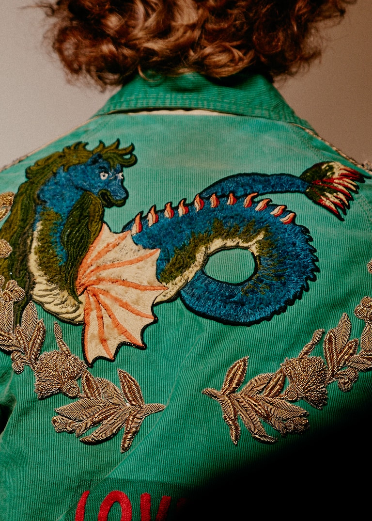 Per la sfilata Uomo Primavera Estate 2017, Alessandro Michele ha immaginato un viaggio ricco di elementi d'ispirazione orientale, mostri marini e ricami. Il viaggio immaginato
