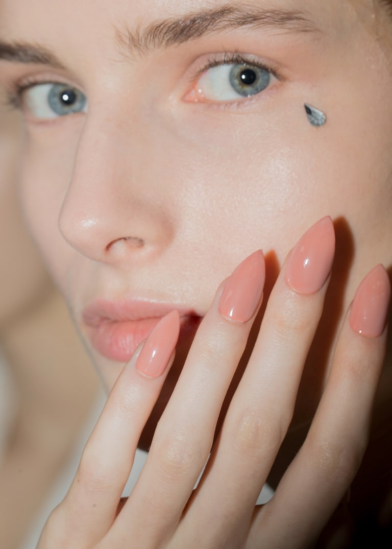 Plumas, cristales y colores son los protagonistas del maquillaje del desfile Otoño/Invierno 2017 de Gucci.	Spellbound