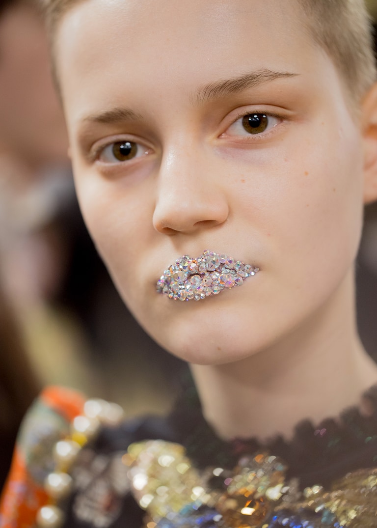 Plumas, cristales y colores son los protagonistas del maquillaje del desfile Otoño/Invierno 2017 de Gucci.	Spellbound