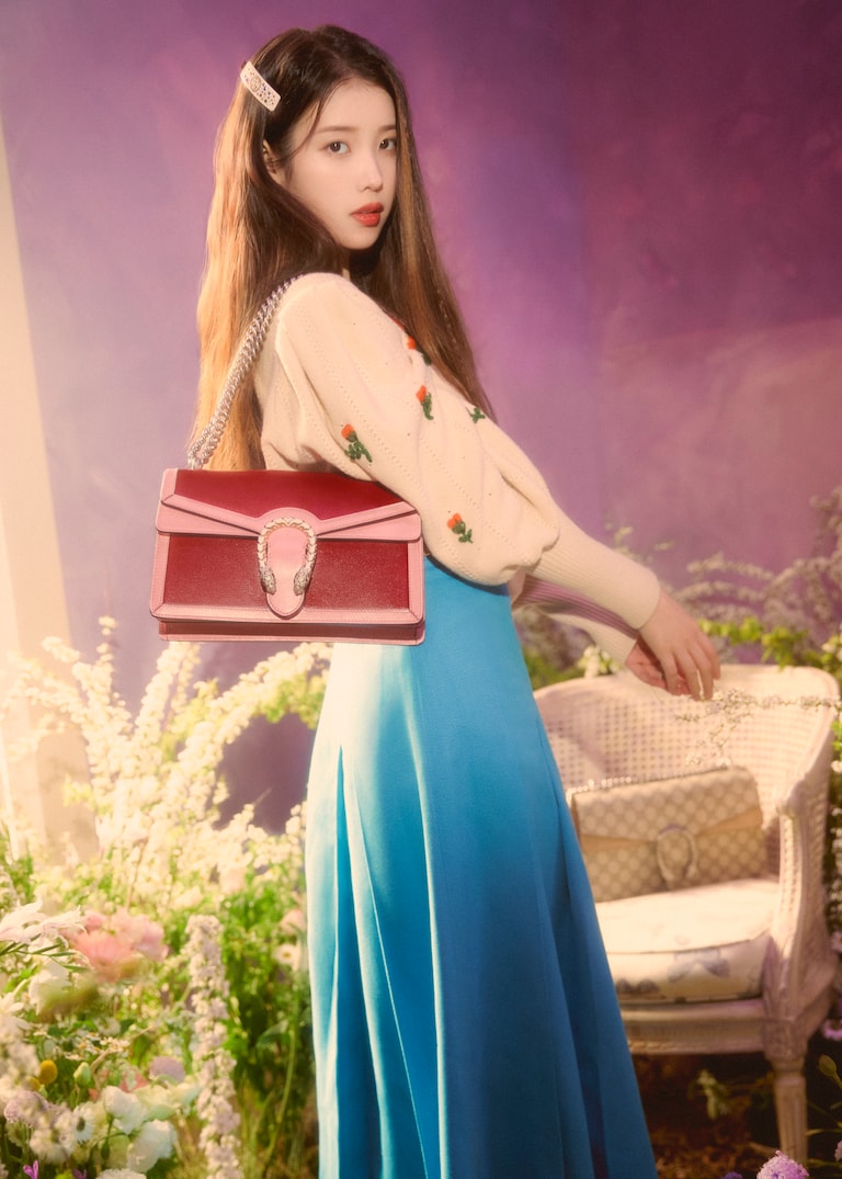 아이유와 구찌 Beloved 라인 핸드백이 함께 등장하는 특별한 영상과 이미지를 소개합니다.컨템포러리 로맨티시즘: 아이유