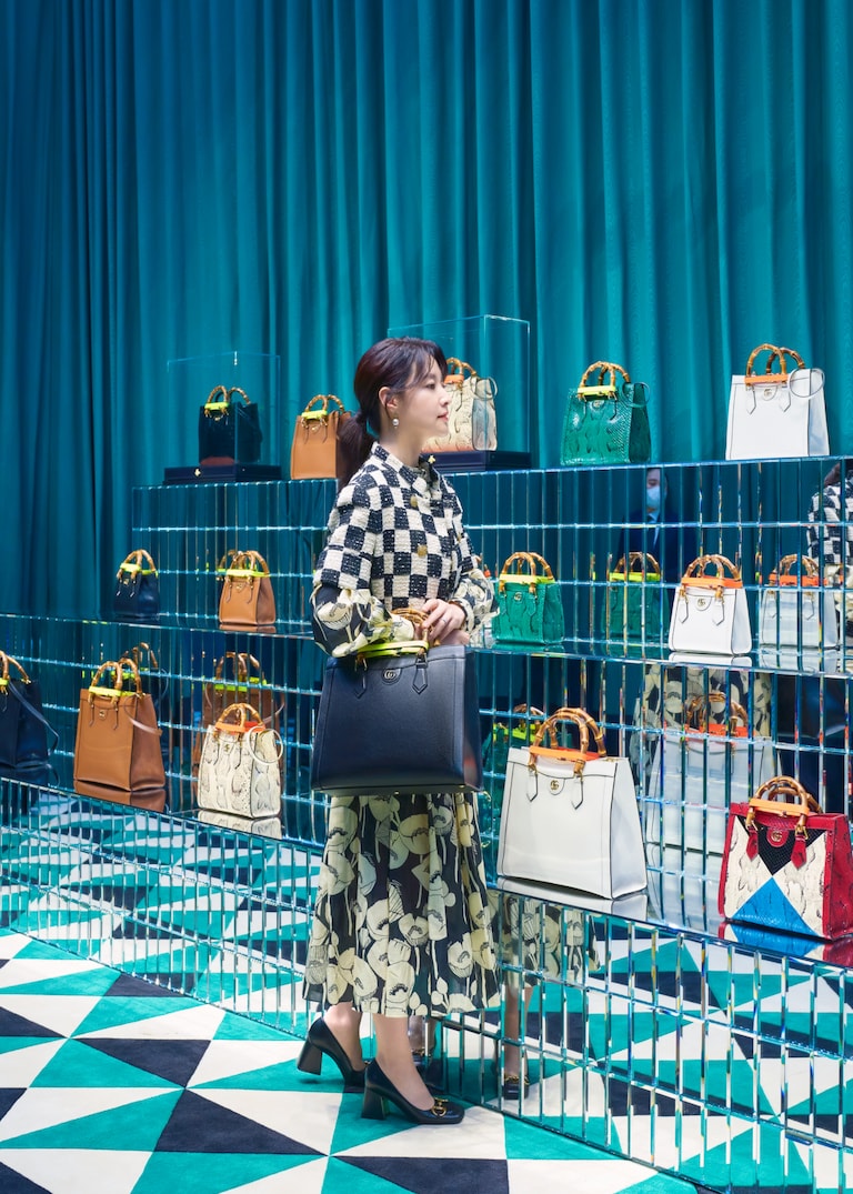 서울에서 열린 구찌 다이애나(Gucci Diana) 프리뷰에 구찌와 오랜 인연을 이어온 배우 이영애가 참석하여 자리를 빛냈습니다.이영애와 함께한 구찌 다이애나 프리뷰